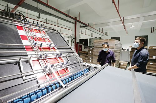 湖口 通宵趕制10000個愛心守 滬 物資包裝盒